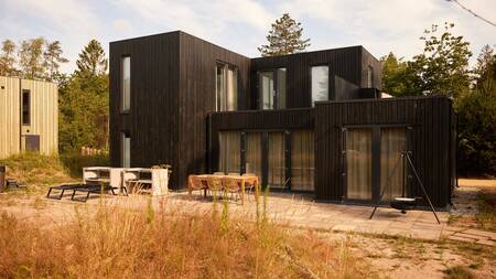 Garden with fire pit and garden furniture at the Dutchen Park de Zeegser Duinen holiday park