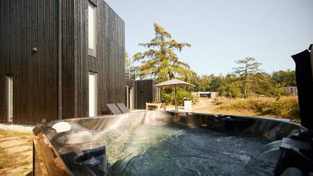 Whirlpool in the garden of a holiday home at the Dutchen Park de Zeegser Duinen holiday park