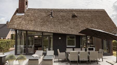 Luxury holiday home with thatched roof at the Dutchen Villapark Mooi Schoorl holiday park