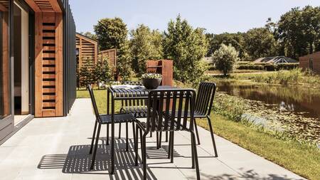 Dining table in the garden of a holiday home at Dutchen Villapark Suitelodges Gooilanden