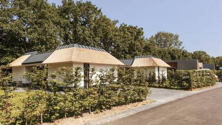 Holiday homes with thatched roofs at the Dutchen Villapark Suitelodges Gooilanden holiday park