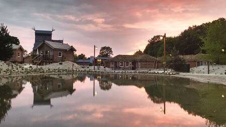 "Themakamer Waterzicht", holiday homes on the water at holiday park Efteling Loonsche Land