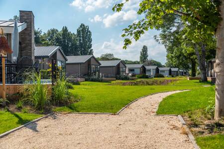 Holiday homes on a lane at the EuroParcs Aan de Maas holiday park