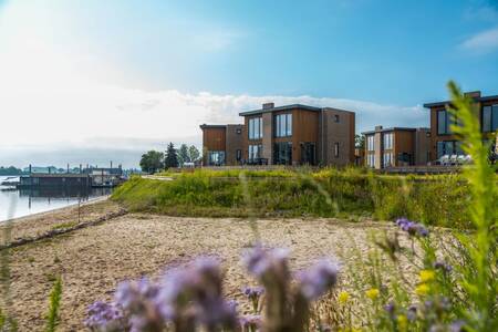 Holiday homes on the beach at the EuroParcs Aan de Maas holiday park