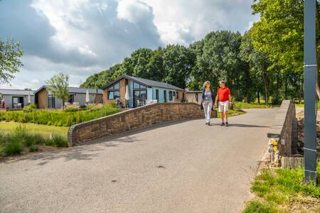 Couple walks across a bridge at the EuroParcs Aan de Maas holiday park