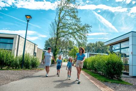 The family walks between holiday homes at the EuroParcs Bad Hulckesteijn holiday park