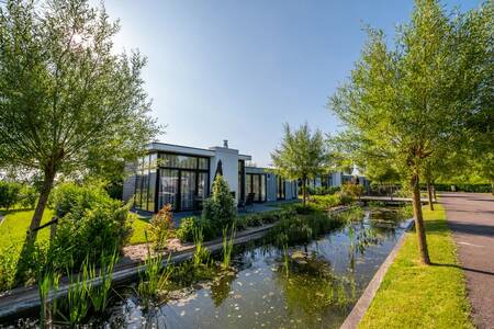 A detached holiday home on the water at holiday park EuroParcs Bad MeerSee