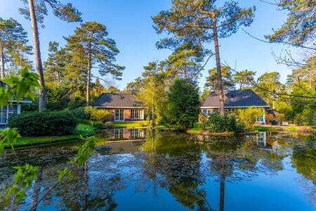 Holiday homes on the water at holiday park EuroParcs Beekbergen