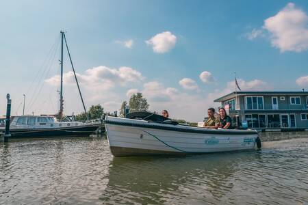 Stel has rented a boat at the boat rental at holiday park EuroParcs De Biesbosch
