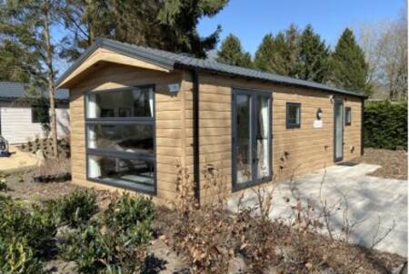 A chalet at the EuroParcs De Kraaijenbergse Plassen holiday park