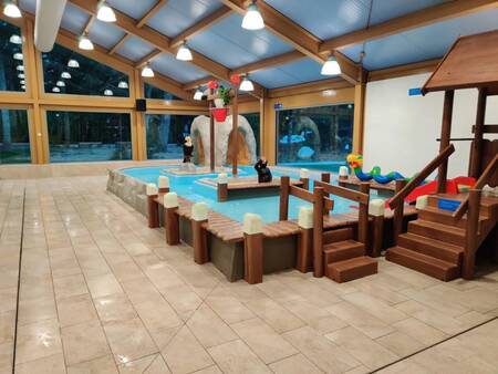 The paddling pool with slide in the indoor pool of holiday park EuroParcs De Utrechtse Heuvelrug