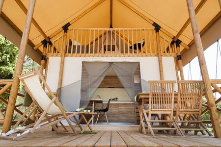 A luxury glamping tent at holiday park EuroParcs Gulperberg