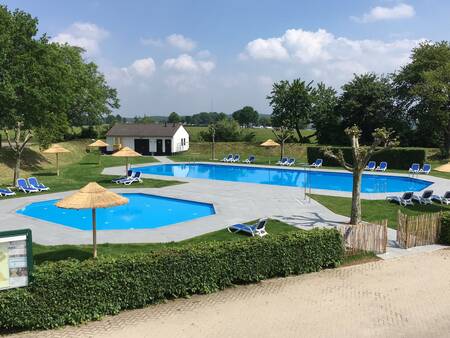 The outdoor pool and paddling pool at holiday park EuroParcs Gulperberg