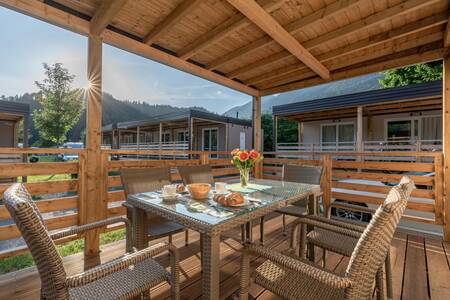 Covered veranda of a chalet at the EuroParcs Hermagor Nassfeld holiday park