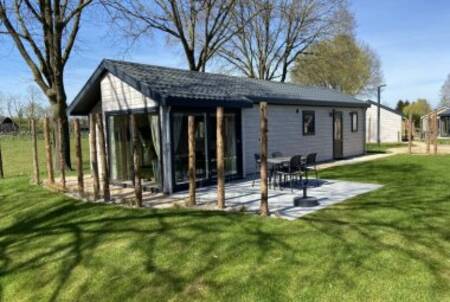 Detached chalet with a large lawn at the EuroParcs Kaatsheuvel holiday park