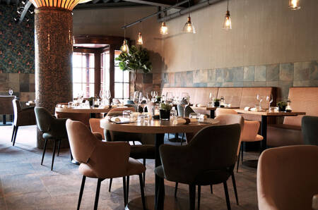 Tables with chairs in the restaurant at the EuroParcs Kaatsheuvel holiday park