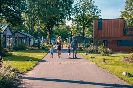 The family walks between the holiday homes at the EuroParcs Kaatsheuvel holiday park