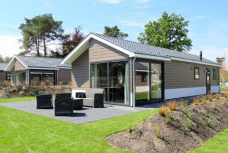 Garden with lounge chairs of a chalet at the EuroParcs Limburg holiday park