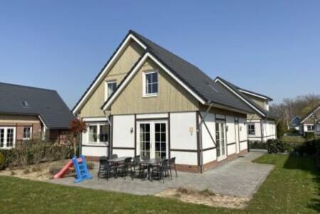 Detached holiday home with a spacious garden at the EuroParcs Limburg holiday park