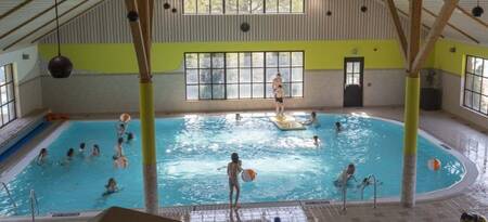 People swimming in the indoor pool of holiday park EuroParcs Limburg