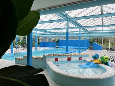 The indoor pool with paddling pool and slide at the EuroParcs Maasduinen holiday park