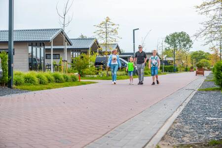 Family walks between chalets at the EuroParcs Markermeer holiday park