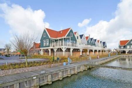 Apartments on the water at holiday park EuroParcs Poort van Amsterdam