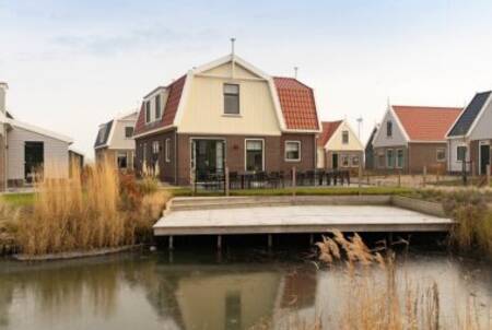 A jetty on the water at a holiday home at the EuroParcs Poort van Amsterdam holiday park