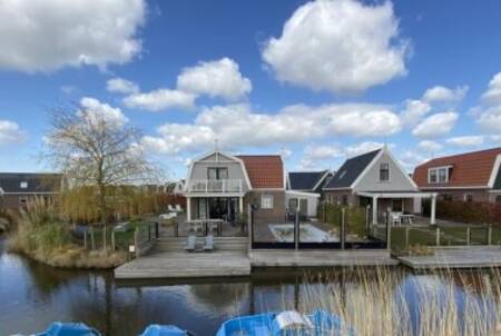 Holiday homes with a jetty on the water at the EuroParcs Poort van Amsterdam holiday park