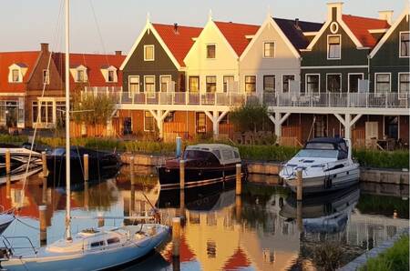 Holiday homes at the marina at the EuroParcs Poort van Amsterdam holiday park