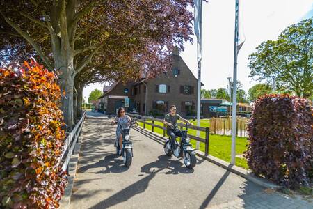 Couple has rented bicycles at the EuroParcs Poort van Maastricht holiday park