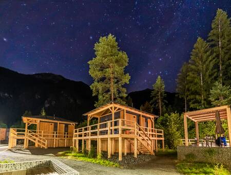 Night photo of chalets at holiday park EuroParcs Pressegger See