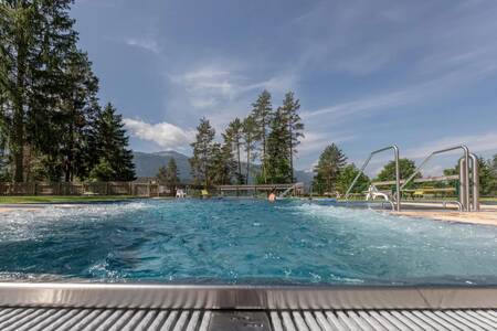 The outdoor pool of holiday park EuroParcs Pressegger See