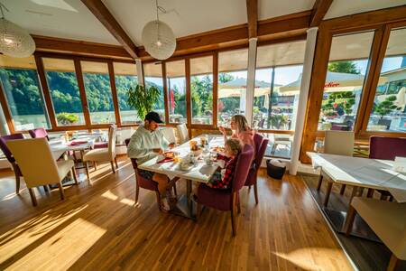 A couple having dinner at the restaurant at the EuroParcs Rosental holiday park