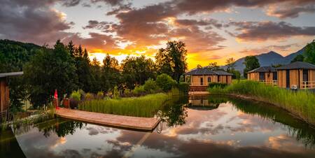 Holiday homes by the swimming pond at the EuroParcs Rosental holiday park