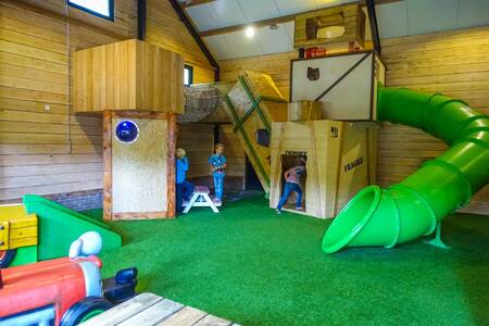children playing in the indoor playground of holiday park EuroParcs Ruinen