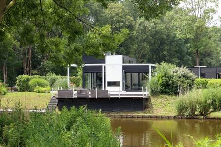 Holiday home with balcony above the water at the EuroParcs Spaarnwoude holiday park