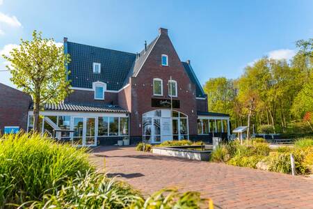 Main building of holiday park EuroParcs Spaarnwoude with crazy fries, Sophia's italien and lobby