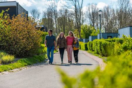 The family walks between holiday homes at the EuroParcs Spaarnwoude holiday park