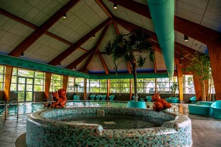 A bubble bath in the indoor pool of holiday park Europarcs Bad Hoophuizen