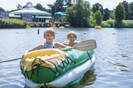 2 Children in a canoe on the lake of holiday park Europarcs EuroParcs Zilverstrand