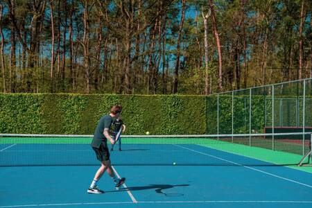 People playing tennis on the tennis court of holiday park Europarcs de Achterhoek