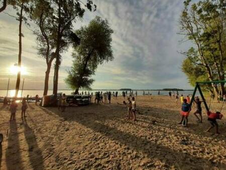 People on the beach at Lake Veluwe at the Familiehuis Nunspeet holiday park