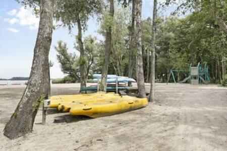 Canoes on the beach on Lake Veluwe at the Familiehuis Nunspeet holiday park