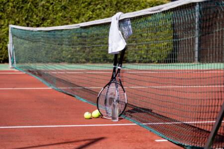 The tennis court of Bungalow Park Het Verscholen Dorp