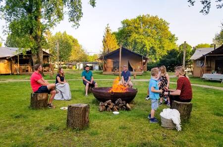 People around a campfire at the fire pit at the Sandberghe holiday park