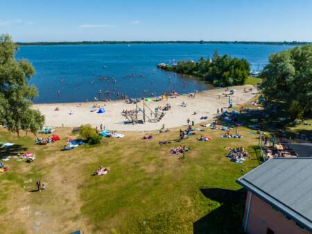 Beach of the Bergumermeer holiday park on the Bergumermeer