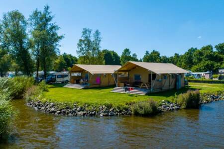 Safari tents right on the Bergumermeer at the Bergumermeer holiday park