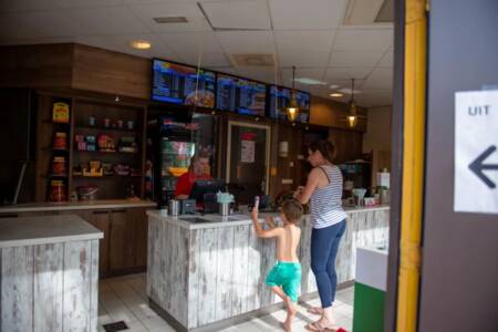 Mother with child at the snack bar of the Bergumermeer holiday park
