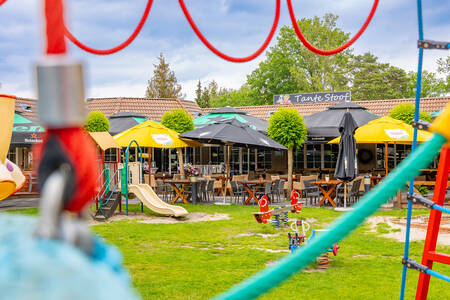 Restaurant 'Tante Stoof' with terrace and large playground at the Hellendoorn holiday park